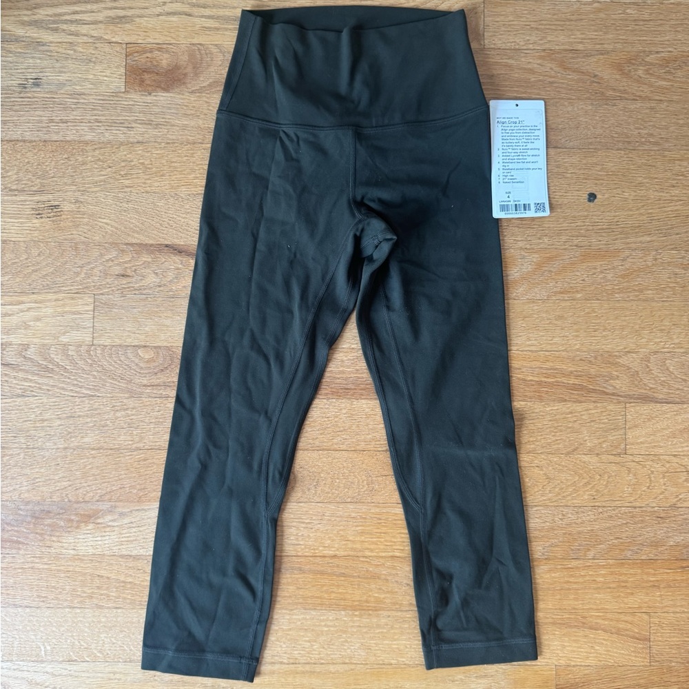 Lululemon Green High-Waisted Capri Leggings with Wide Waistband